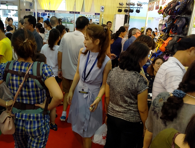 Hà Nội: Hàng nghìn người chen chân mua dép bọt Thái Lan giá 50 ngàn đồng  - Ảnh 14.