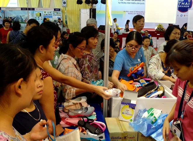 Hà Nội: Hàng nghìn người chen chân mua dép bọt Thái Lan giá 50 ngàn đồng  - Ảnh 3.