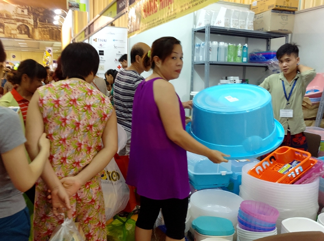 Hà Nội: Hàng nghìn người chen chân mua dép bọt Thái Lan giá 50 ngàn đồng  - Ảnh 8.