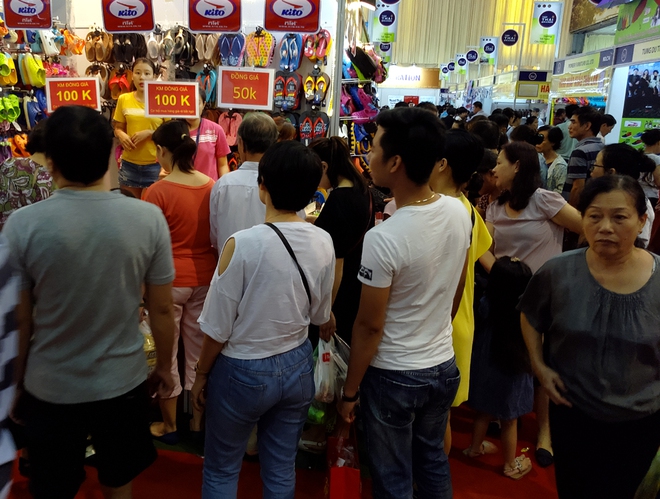 Hà Nội: Hàng nghìn người chen chân mua dép bọt Thái Lan giá 50 ngàn đồng  - Ảnh 1.