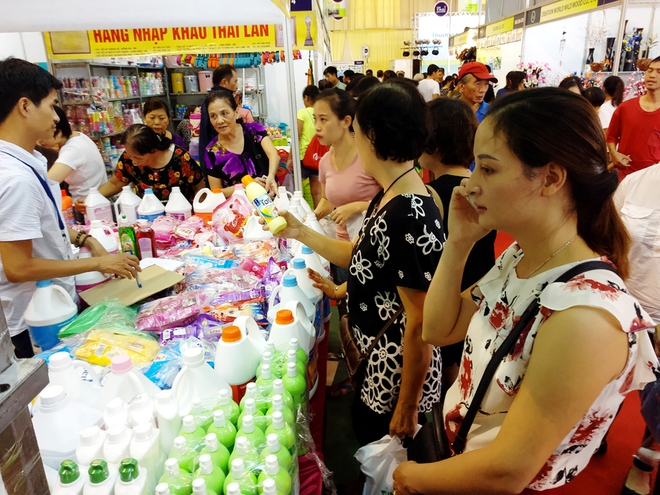 Hà Nội: Hàng nghìn người chen chân mua dép bọt Thái Lan giá 50 ngàn đồng  - Ảnh 5.