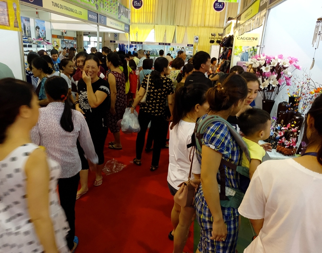 Hà Nội: Hàng nghìn người chen chân mua dép bọt Thái Lan giá 50 ngàn đồng  - Ảnh 16.
