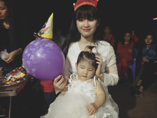 Em bé Lào Cai Yến Nhi đã tròn 2 tuổi, đáng yêu như thiên thần trong tiệc sinh nhật hồng - Ảnh 1.