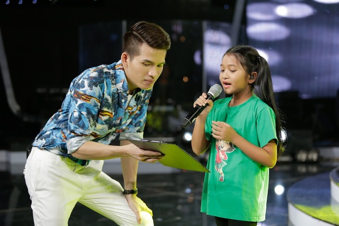 Quốc Thiên gây bất ngờ khi dạy cho thí sinh Idol Kids cách làm con gái  - Ảnh 2.