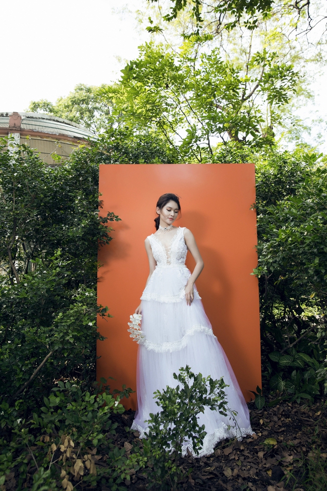 Á hậu Thùy Dung như nàng công chúa yêu kiều trong loạt váy trắng tinh - Ảnh 1.