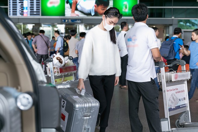 Thùy Dung bịt khẩu trang, mặt lấm tấm nốt thủy đậu, âm thầm về nước sau Hoa hậu Quốc tế - Ảnh 6.