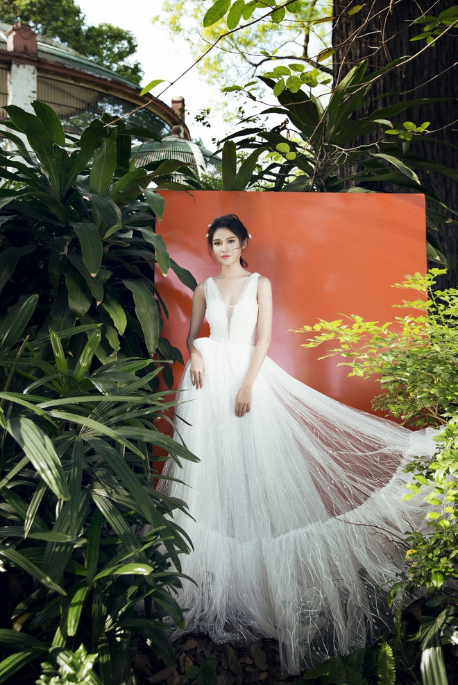 Á hậu Thùy Dung như nàng công chúa yêu kiều trong loạt váy trắng tinh - Ảnh 9.