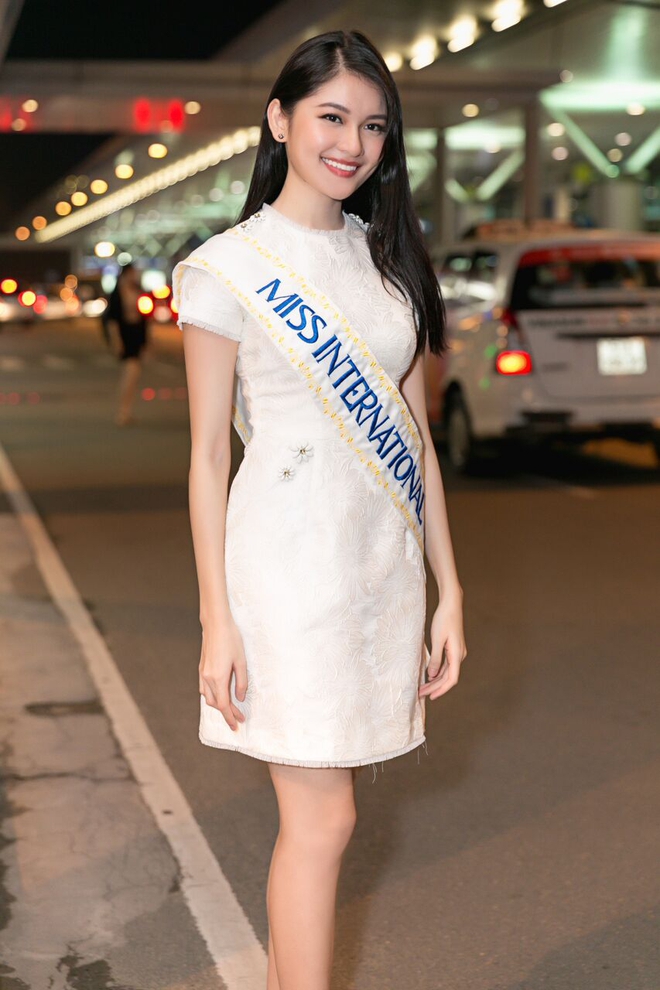 Á hậu Thùy Dung mang 10 kiện hành lý nặng 140kg lên đường dự thi Hoa hậu Quốc tế - Ảnh 1.