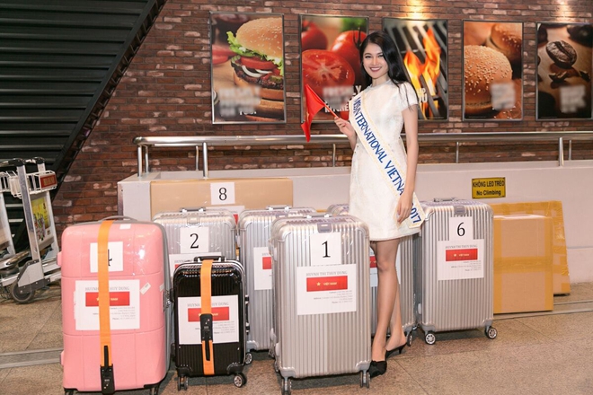 Á hậu Thùy Dung mang 10 kiện hành lý nặng 140kg lên đường dự thi Hoa hậu Quốc tế - Ảnh 3.