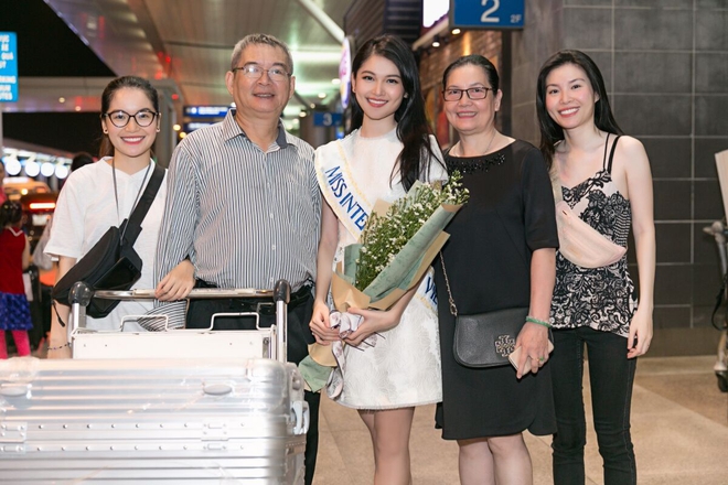 Á hậu Thùy Dung mang 10 kiện hành lý nặng 140kg lên đường dự thi Hoa hậu Quốc tế - Ảnh 4.