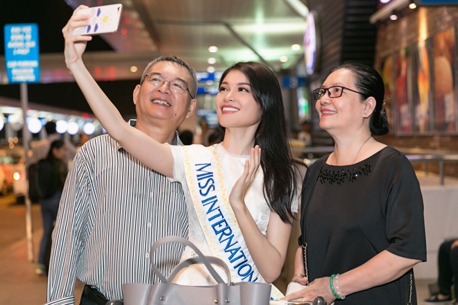 Á hậu Thùy Dung mang 10 kiện hành lý nặng 140kg lên đường dự thi Hoa hậu Quốc tế - Ảnh 5.