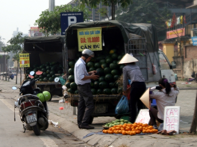 Hà Nội: Chiêu câu khách hiệu quả bậc nhất của chủ những xe hàng rong buôn bán trái cây ven đường - Ảnh 5.