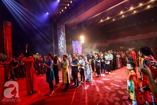 Các nghệ sỹ nổi tiếng miền Bắc xúng xinh váy áo rưng rưng xúc động trong lễ giỗ Tổ sân khấu - Ảnh 12.