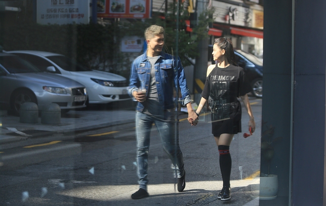 Tim – Trương Quỳnh Anh ôm hôn tình tứ trên đường phố Hàn Quốc - Ảnh 4.