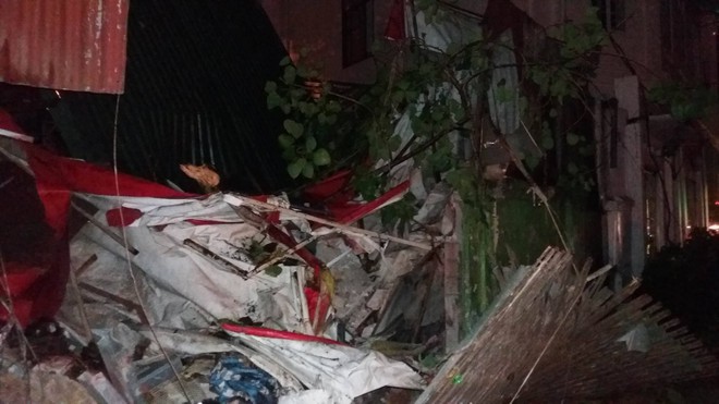 Hà Nội: Sau trận mưa lớn, cành cây cổ thụ bị gãy, rơi trúng 2 người khiến nhập viện - Ảnh 3.