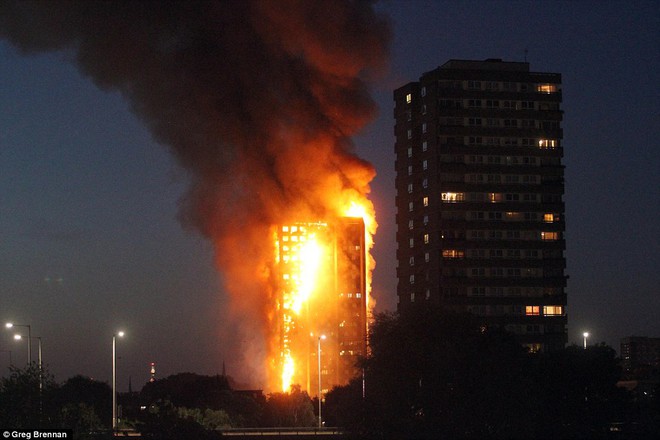 Cận cảnh tòa tháp 27 tầng đang bốc cháy ngùn ngụt, nhiều người thiệt mạng - Ảnh 3.