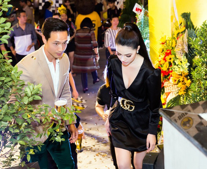 Hoa hậu Jolie Nguyễn diện đầm xẻ ngực quyến rũ, nổi bật cùng Kim Lý tại sự kiện - Ảnh 7.