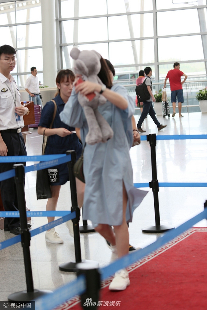Trần Kiều Ân né tránh phóng viên, gục đầu mệt mỏi tại sân bay - Ảnh 2.