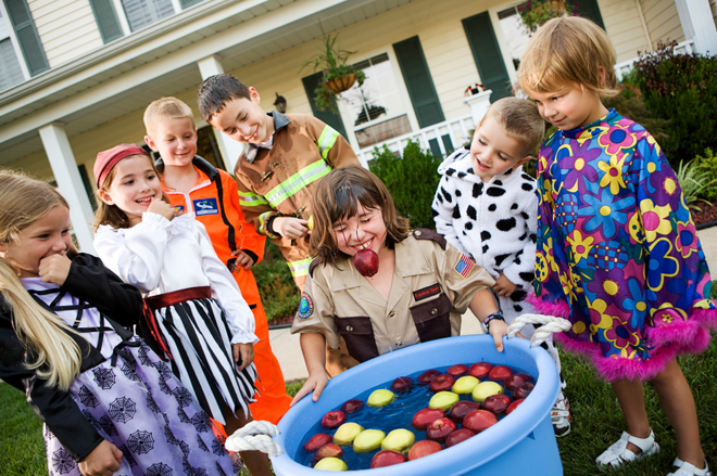 13 tr&ograve; chơi Halloween kỳ cục, h&agrave;i hước, ma mị d&agrave;nh cho cả gia đ&igrave;nh trong ng&agrave;y lễ hội ma quỷ 31/10 - Ảnh 2.