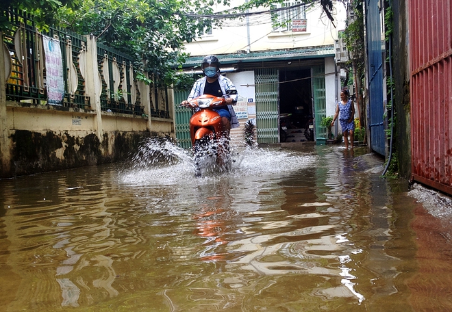 Hà Nội: Nước cống, rác thải trôi vào tận giường vì nước ngập sâu đến 70cm tại Tứ Liên  - Ảnh 9.