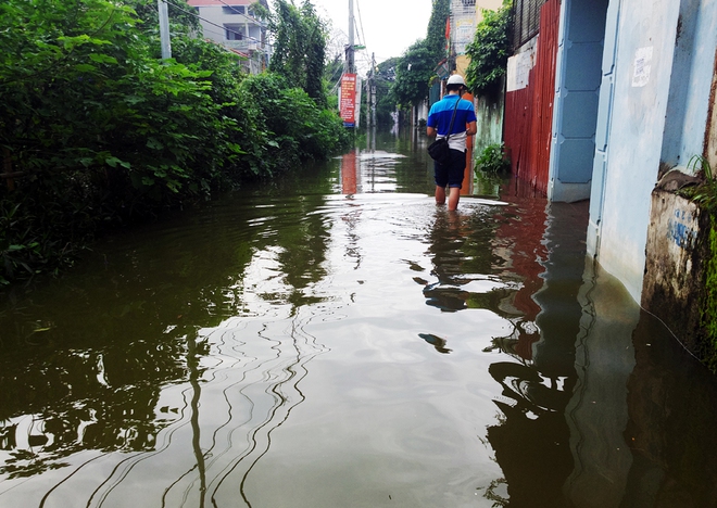 Hà Nội: Nước cống, rác thải trôi vào tận giường vì nước ngập sâu đến 70cm tại Tứ Liên  - Ảnh 5.