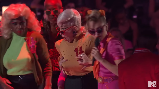 Miley Cyrus thả rông táo bạo, sờ ngực vũ công trên sân khấu MTV VMAs 2017 - Ảnh 6.
