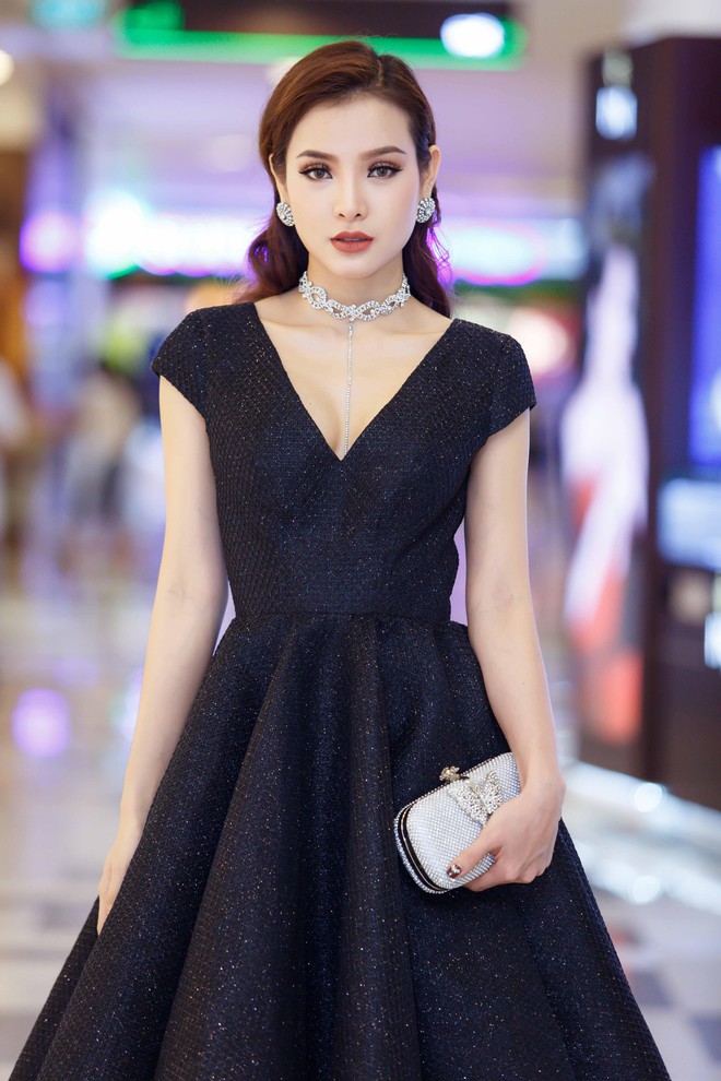 Cát Phượng mặc cá tính, tay trong tay tình tứ bên Kiều Minh Tuấn - Ảnh 6. Cát Phượng mặc cá tính, tay trong tay tình tứ bên Kiều Minh Tuấn - Ảnh 6.