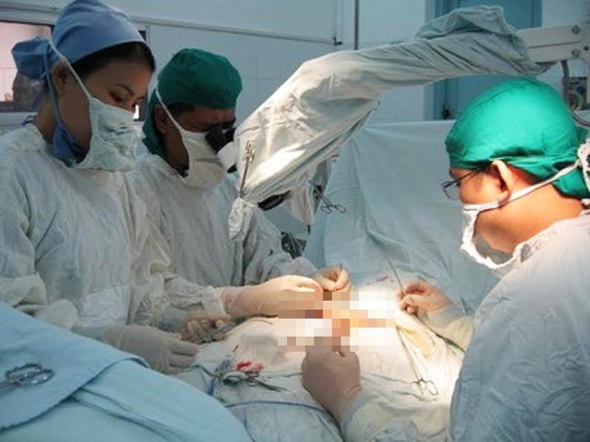 Đến phòng khám quốc tế cắt da quy đầu, thanh niên 22 tuổi phải cầu cứu bệnh viện vì biến chứng - Ảnh 1.