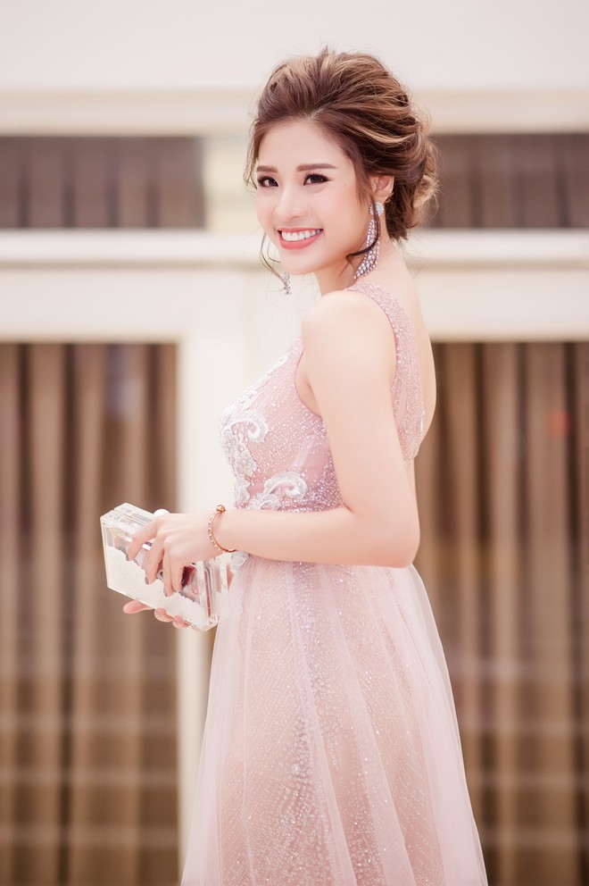 Hoa hậu Phan Hoàng Thu diện váy dài 2m, đọ sắc cùng Hoa hậu Ngọc Hân - Ảnh 3.