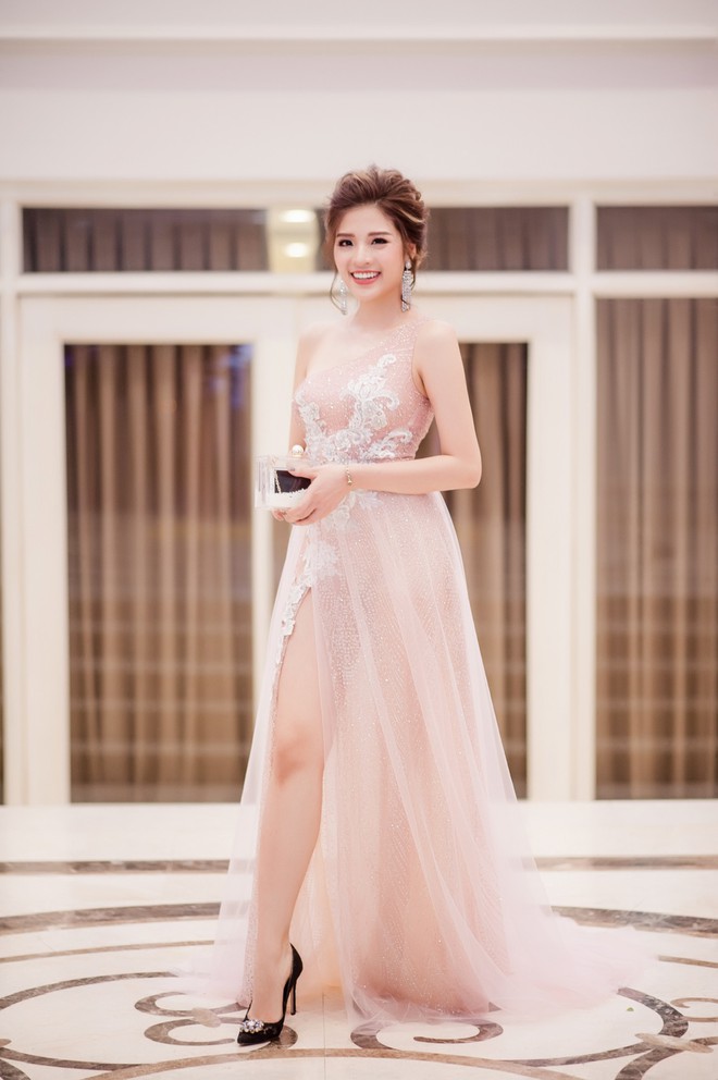 Hoa hậu Phan Hoàng Thu diện váy dài 2m, đọ sắc cùng Hoa hậu Ngọc Hân - Ảnh 8.