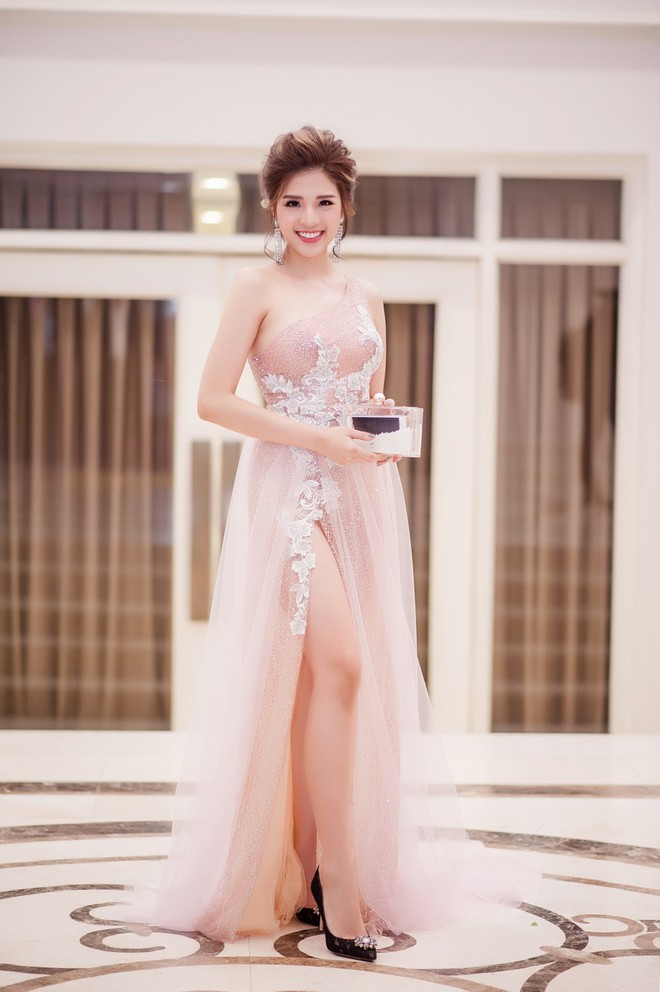 Hoa hậu Phan Hoàng Thu diện váy dài 2m, đọ sắc cùng Hoa hậu Ngọc Hân - Ảnh 2.