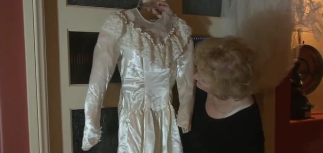 Hành trình kỳ lạ của chiếc váy cưới, từ nhà kho, bị bán đấu giá, đến tiệm đồ cũ để về lại với chủ - Ảnh 4.
