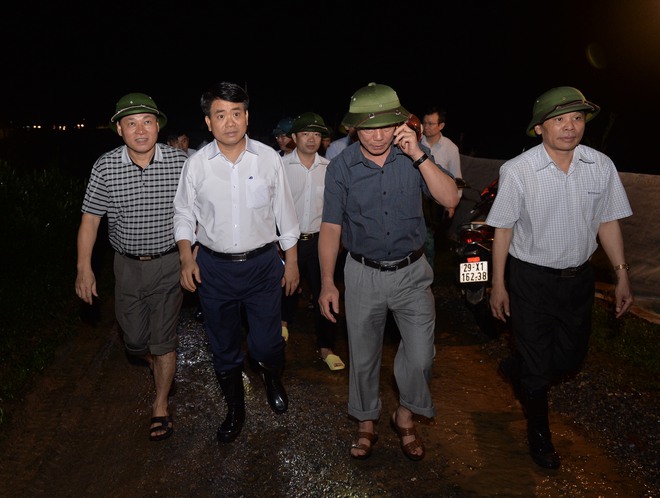 Hà Nội: Nước dâng cao mức báo động 3, nhiều nhà dân di chuyển gia súc, gia cầm lên tầng thượng tránh lụt - Ảnh 5.