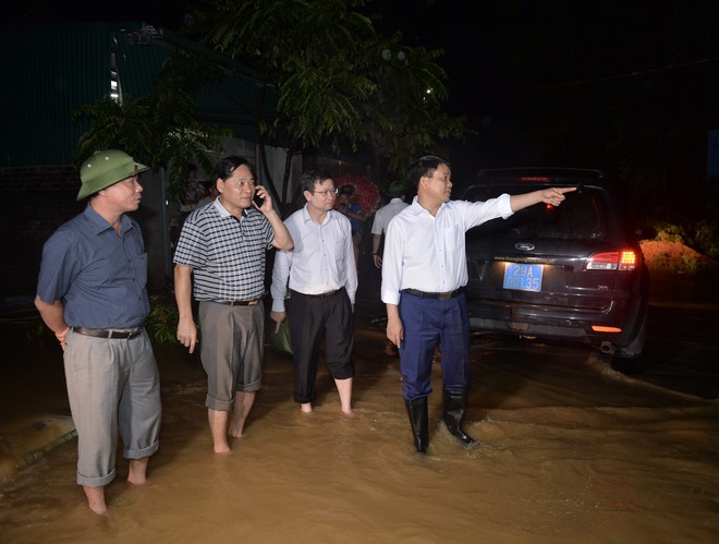 Hà Nội: Nước dâng cao mức báo động 3, nhiều nhà dân di chuyển gia súc, gia cầm lên tầng thượng tránh lụt - Ảnh 6.