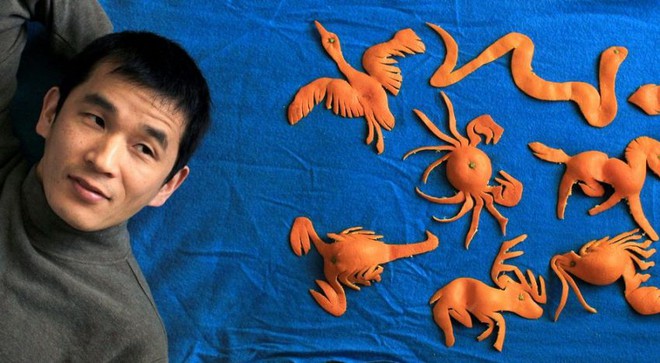 Anh chàng chuyên bóc vỏ cam theo kiểu kỳ dị nhưng khiến mọi ngạc nhiên khi thấy kết quả - Ảnh 1. Anh chàng chuyên bóc vỏ cam theo kiểu kỳ dị nhưng khiến mọi ngạc nhiên khi thấy kết quả - Ảnh 1.