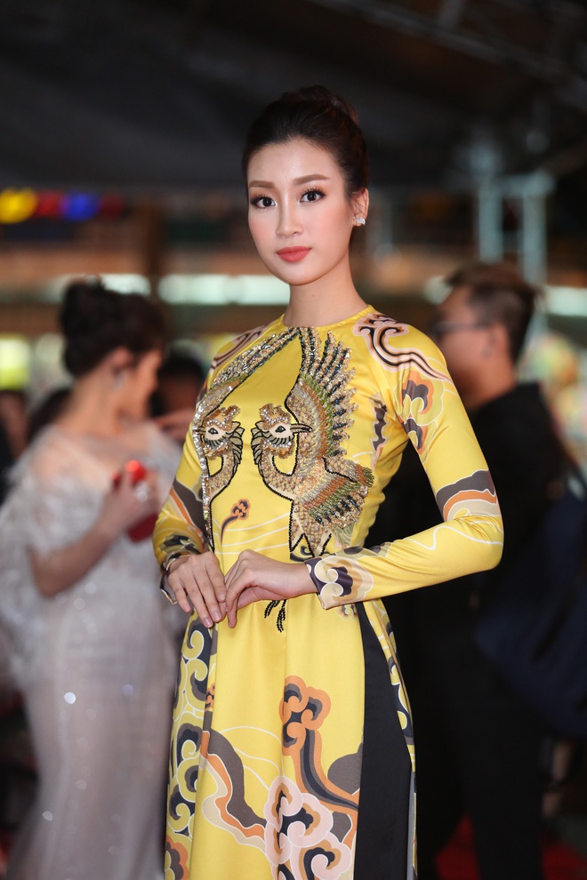 Hoa hậu Đỗ Mỹ Linh diện áo dài xinh đẹp lộng lẫy trên thảm đỏ Liên hoan phim Việt Nam - Ảnh 3.