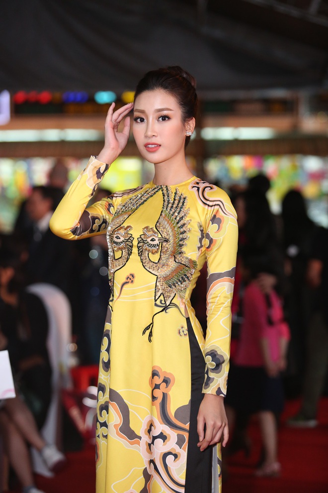 Hoa hậu Đỗ Mỹ Linh diện áo dài xinh đẹp lộng lẫy trên thảm đỏ Liên hoan phim Việt Nam - Ảnh 6.