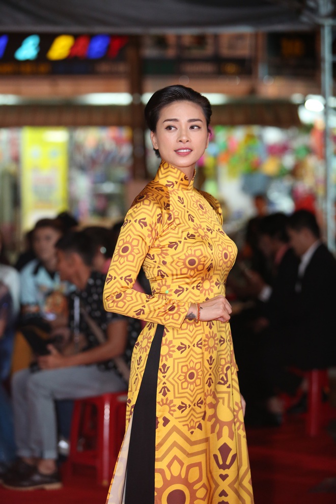 Hoa hậu Đỗ Mỹ Linh diện áo dài xinh đẹp lộng lẫy trên thảm đỏ Liên hoan phim Việt Nam - Ảnh 9.