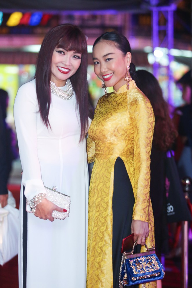 Hoa hậu Mỹ Linh đọ sắc cùng Á hậu Huyền My trên thảm đỏ Liên hoan phim Việt Nam - Ảnh 10.