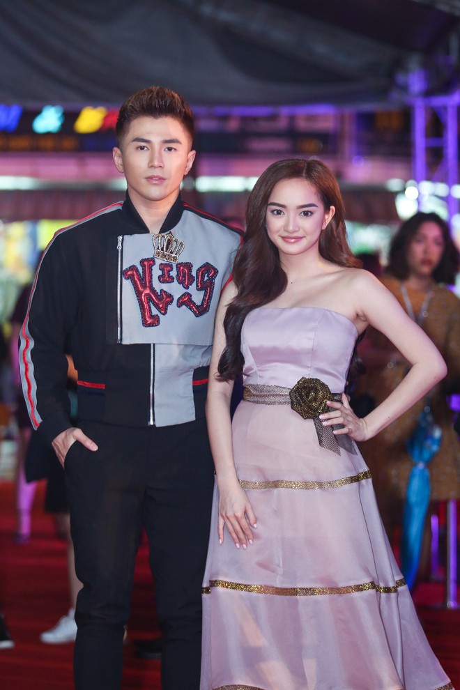 Hoa hậu Mỹ Linh đọ sắc cùng Á hậu Huyền My trên thảm đỏ Liên hoan phim Việt Nam - Ảnh 9.