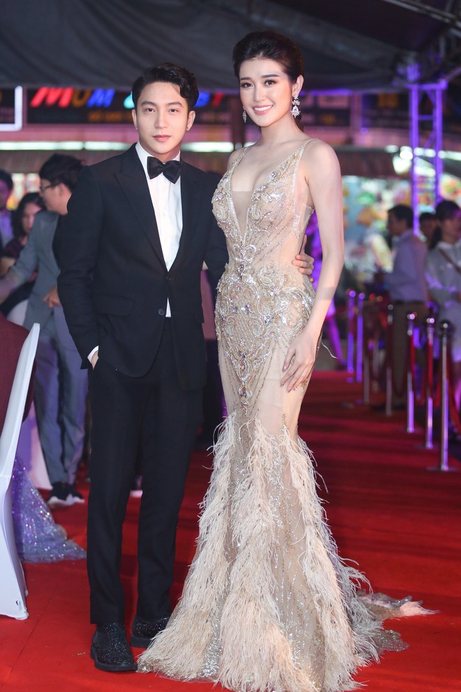 Hoa hậu Mỹ Linh đọ sắc cùng Á hậu Huyền My trên thảm đỏ Liên hoan phim Việt Nam - Ảnh 3.