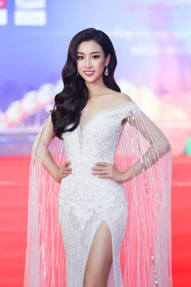 Hoa hậu Mỹ Linh đọ sắc cùng Á hậu Huyền My trên thảm đỏ Liên hoan phim Việt Nam - Ảnh 1.