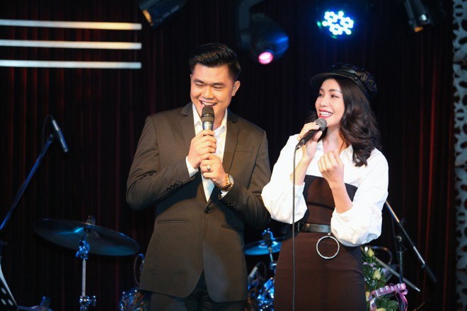 Phi Thanh Vân ân cần chỉnh tóc Trà Ngọc Hằng trong đêm nhạc từ thiện - Ảnh 12.