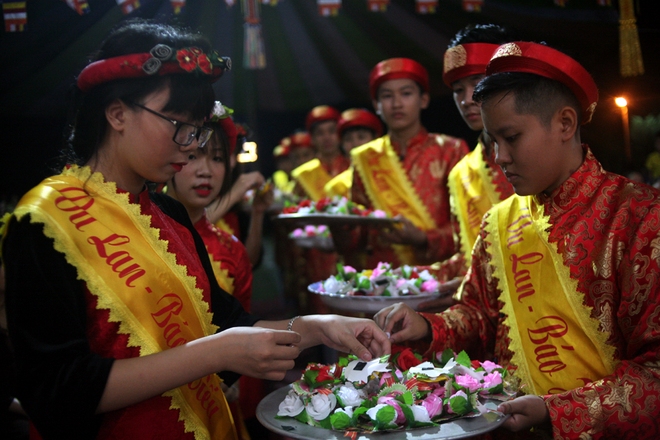 Nhiều người mắt nghẹn ngào trong lễ bông hồng cài áo Vu lan báo hiếu - Ảnh 2.