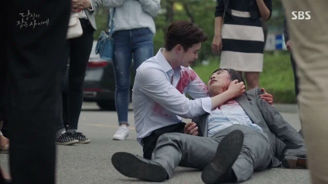 Giữa tâm bão chia tay Lee Min Ho, Suzy lại có cảnh giường chiếu với Lee Jong Suk - Ảnh 7.