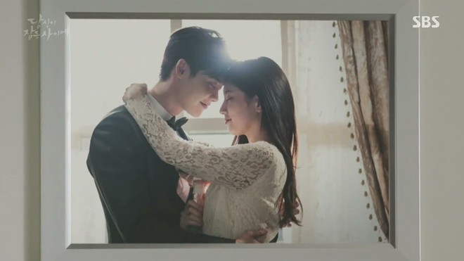 Giữa tâm bão chia tay Lee Min Ho, Suzy lại có cảnh giường chiếu với Lee Jong Suk - Ảnh 4.