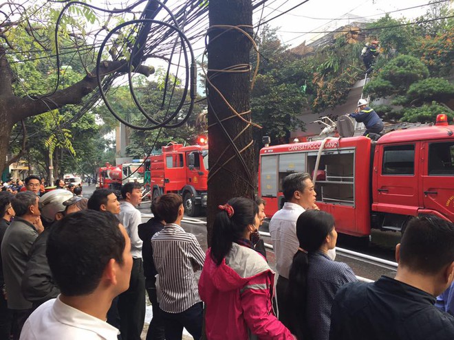 Hà Nội: Cháy lớn trên đường Phan Kế Bính, cột khói bốc cao hàng chục mét - Ảnh 2.