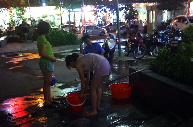 Hà Nội: Nửa đêm hàng trăm cư dân chung cư Linh Đàm canh xách từng xô nước lên căn hộ - Ảnh 8.
