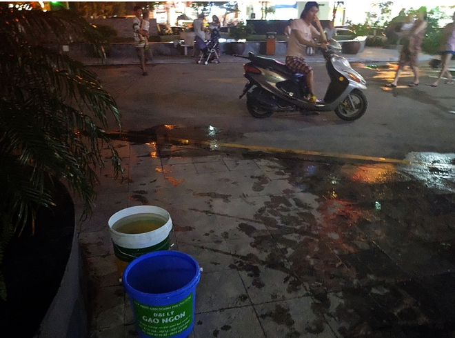 Hà Nội: Nửa đêm hàng trăm cư dân chung cư Linh Đàm canh xách từng xô nước lên căn hộ - Ảnh 10.