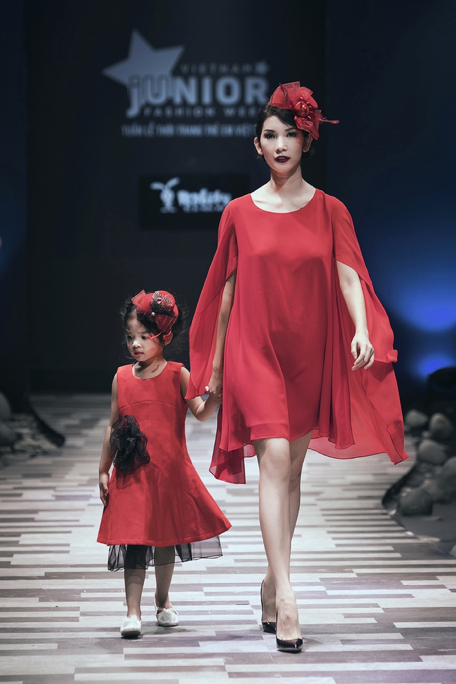 Hoa hậu Hương Giang, Trương Quỳnh Anh nắm tay con sải bước trên sàn catwalk ngày thứ 2 Tuần lễ Thời trang Thiếu nhi - Ảnh 4.